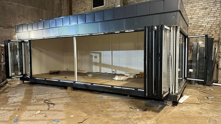 Modulinio namelio įstiklinimas aliuminio profiliais