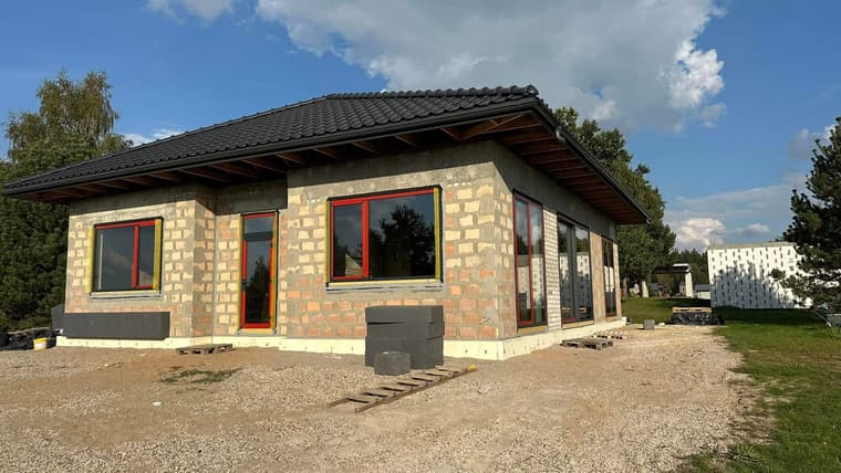Baigtas namas su sumontuotais langais