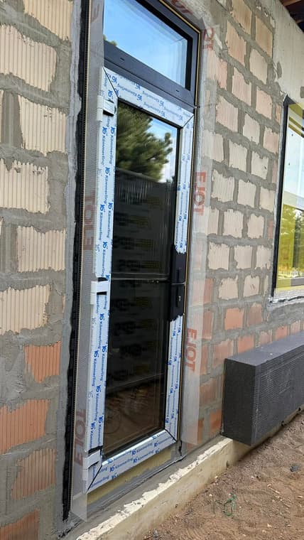 Lauko durų anga su paruoštu rėmu