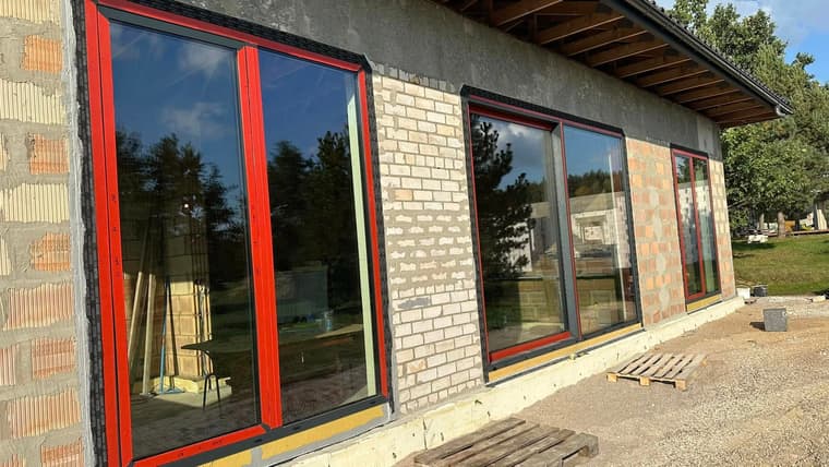 Panoraminis įstiklinimas su vaizdu į kiemą