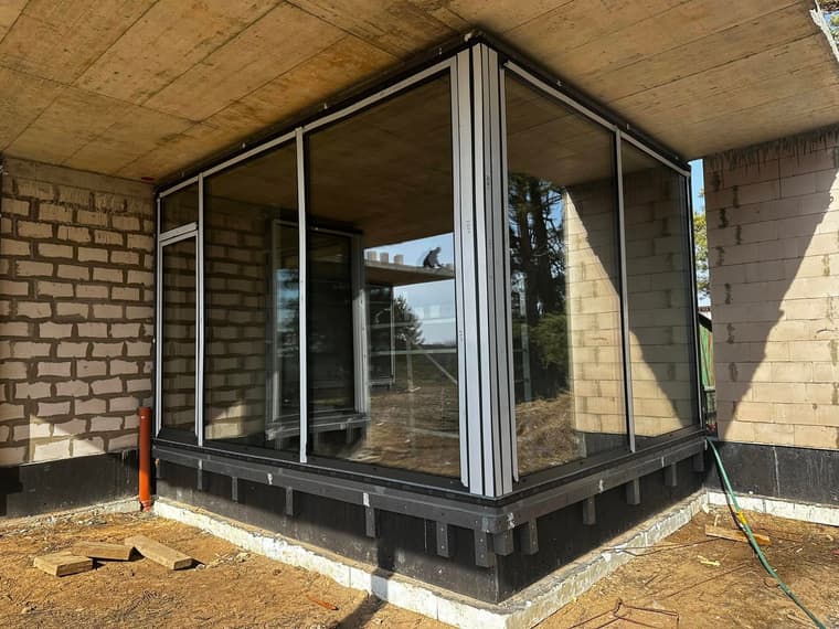 Kampinis panoraminis aliuminio įstiklinimas su medine terasos lubų apdaila