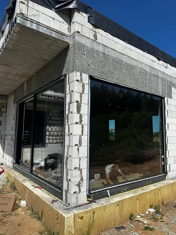 Sunkiasvorė stiklo vitrina mūro angoje